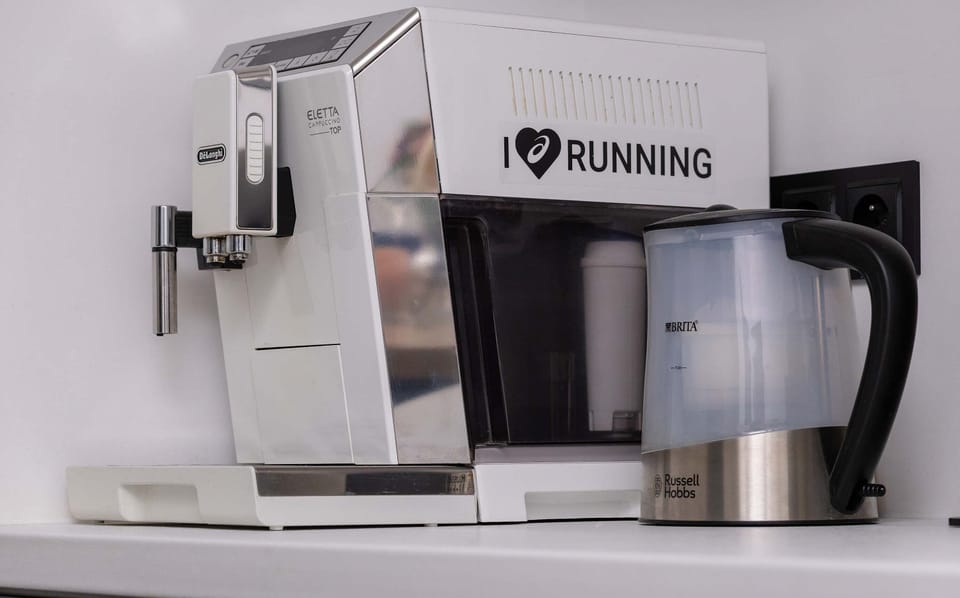 Coffee machine and electic kettle in the kitchenette.