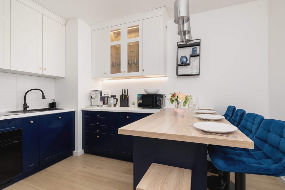 Fully equipped kitchenette with modern kitchen appliances and dining area.