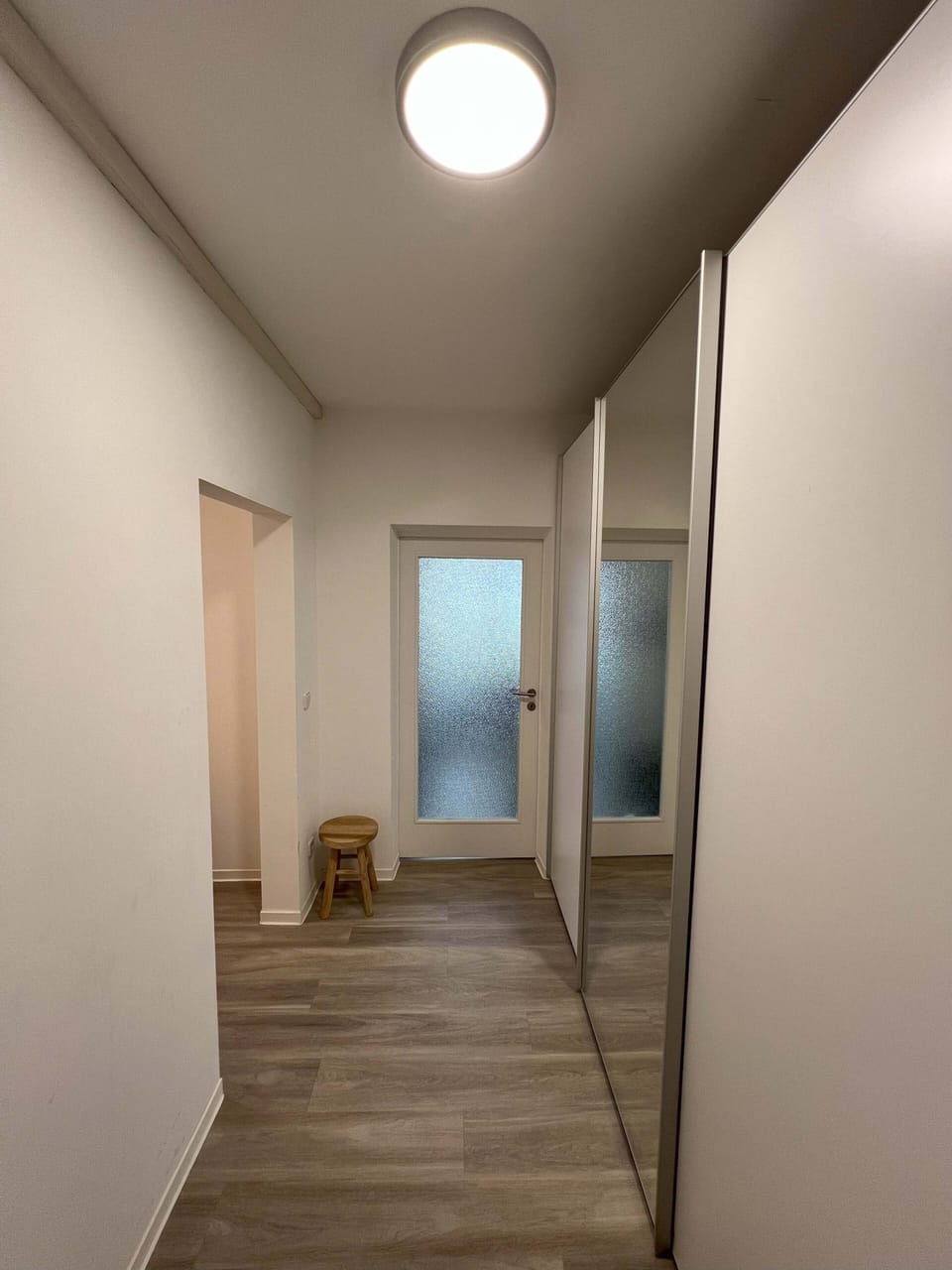 Flur mit großem Kleiderschrank 