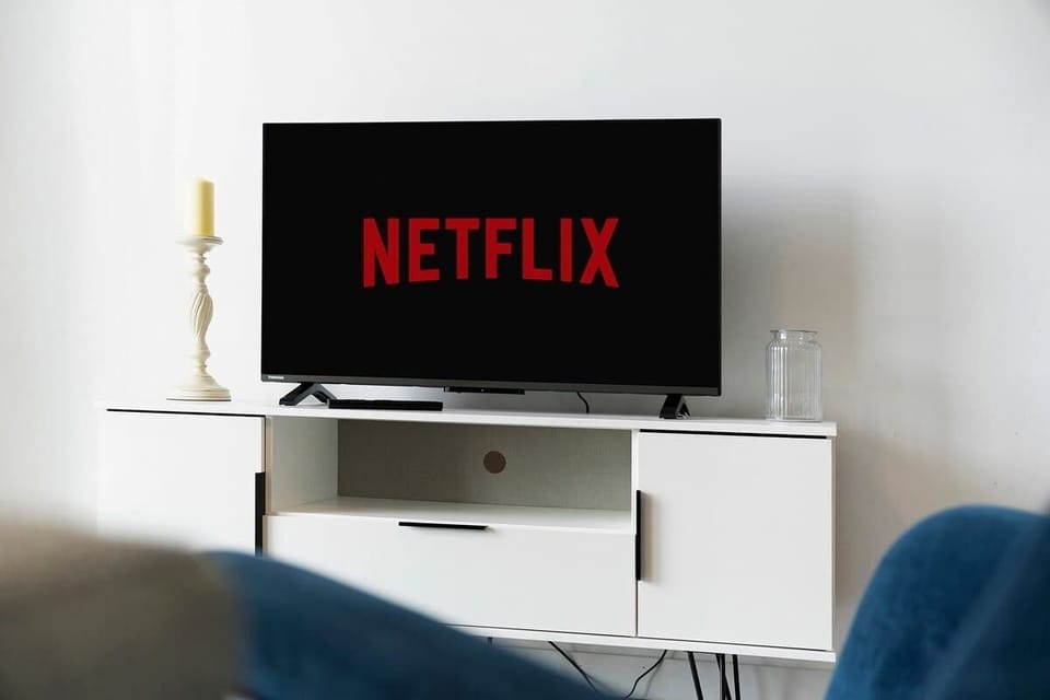 Spacious living room equipped with a  SMART TV with Netflix and plenty of space to sit down and relax.