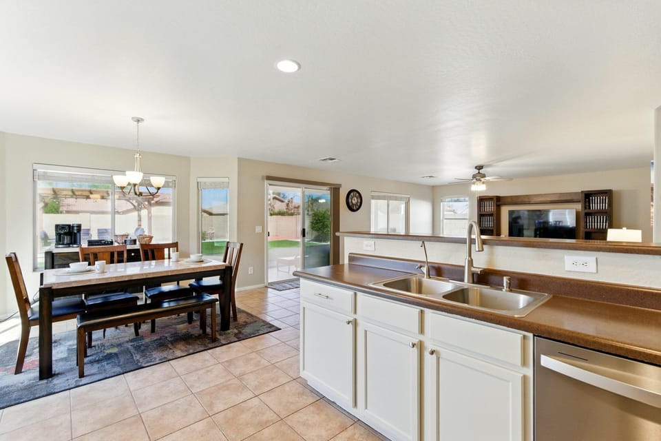 Dinner is served - enjoy a family-meal around the dining table. 