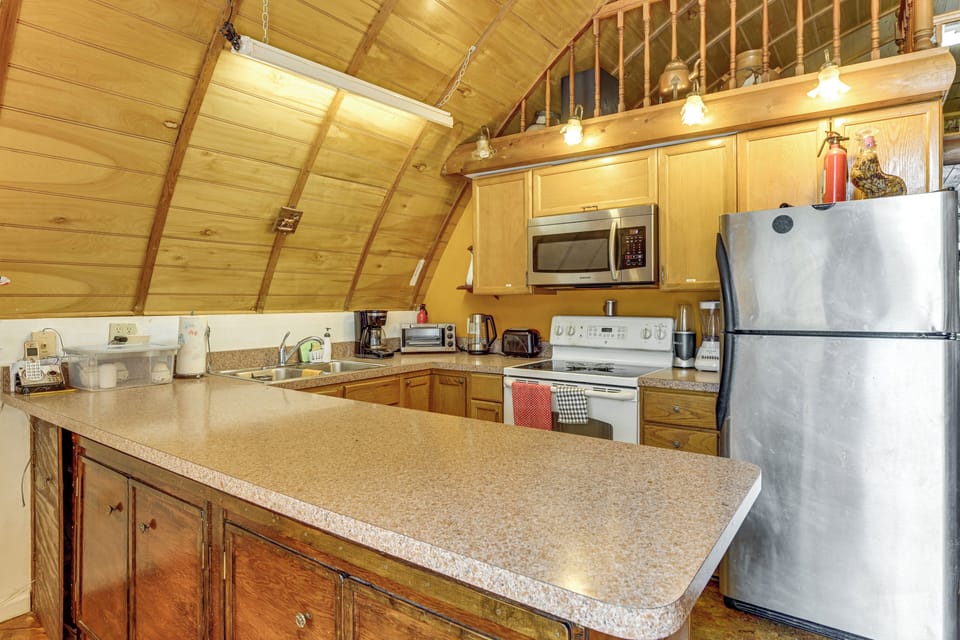 Kitchen | 2nd Floor | Drip Coffee Maker | Microwave | Toaster | 2 Blenders