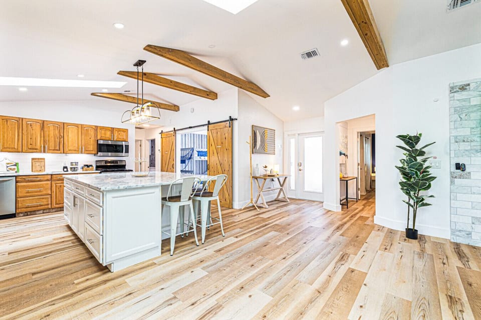 Kitchen: Enjoy cooking in style amid modern appliances and warm wooden accents!