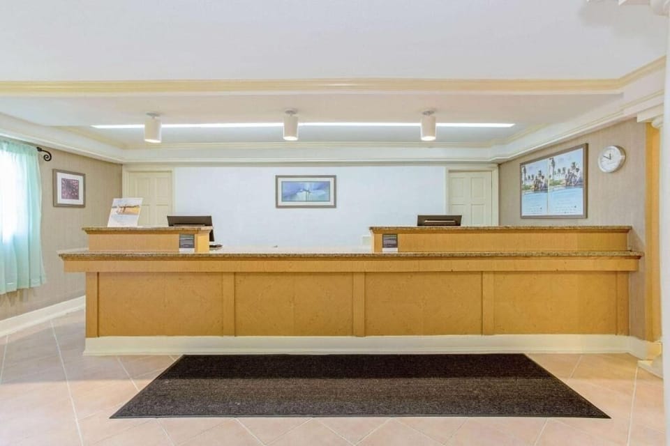 Check in quickly at the long counter with ample space.
