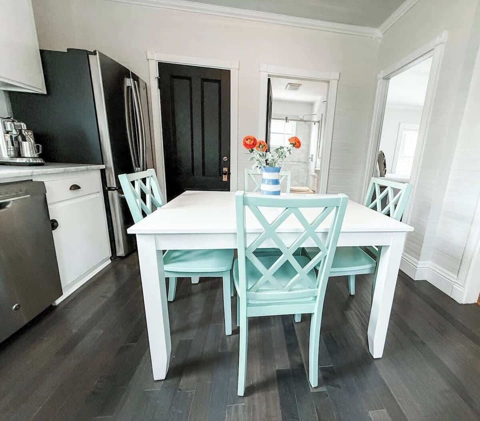 Bright Kitchen with Dining Area - Fully Stocked 