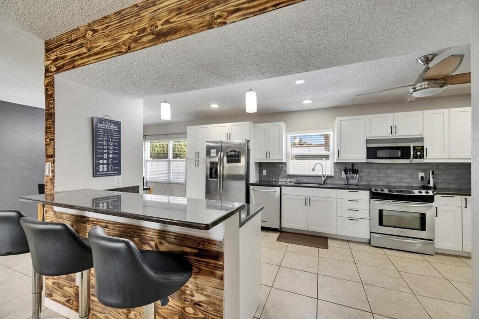 Kitchen/Dining Area/Bar Seating