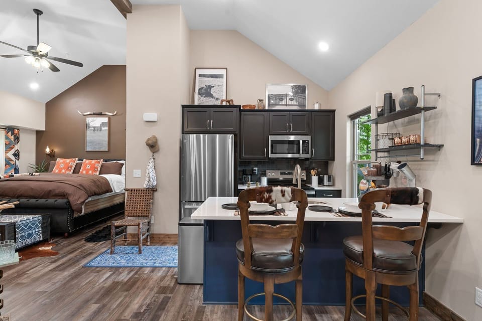 Full Kitchen, Bar Seating