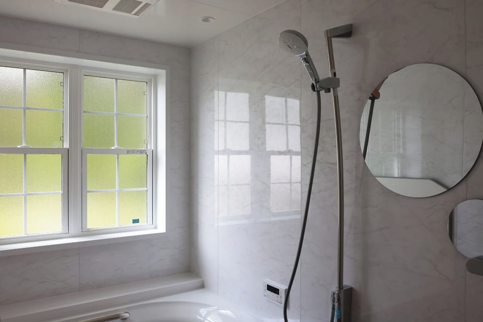 Spacious bath