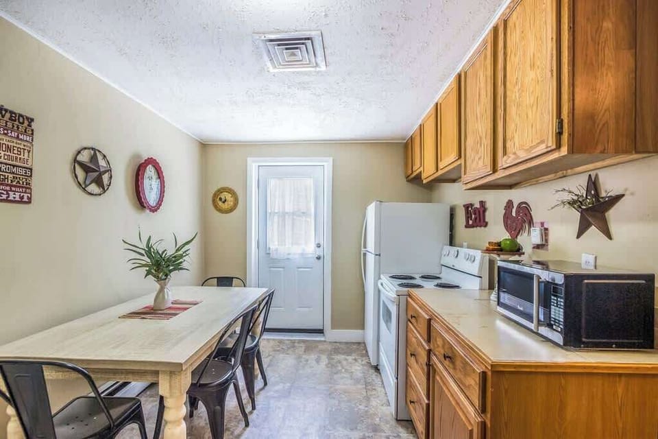Full kitchen
