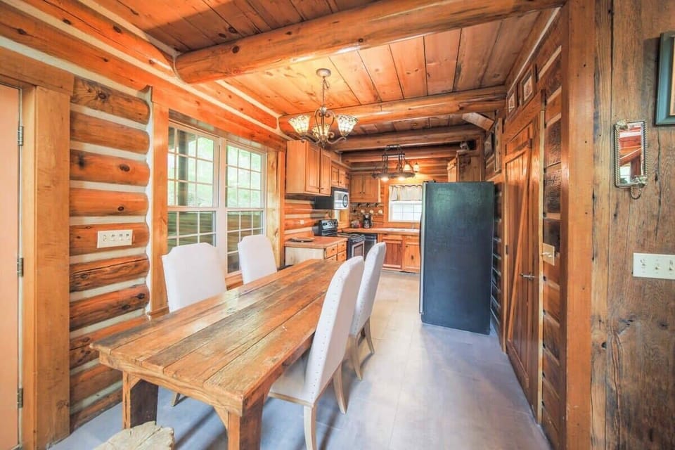 From fireside lounging to family meals—our cozy dining area and fully stocked kitchen are right nearby. Everything you need is within reach!

