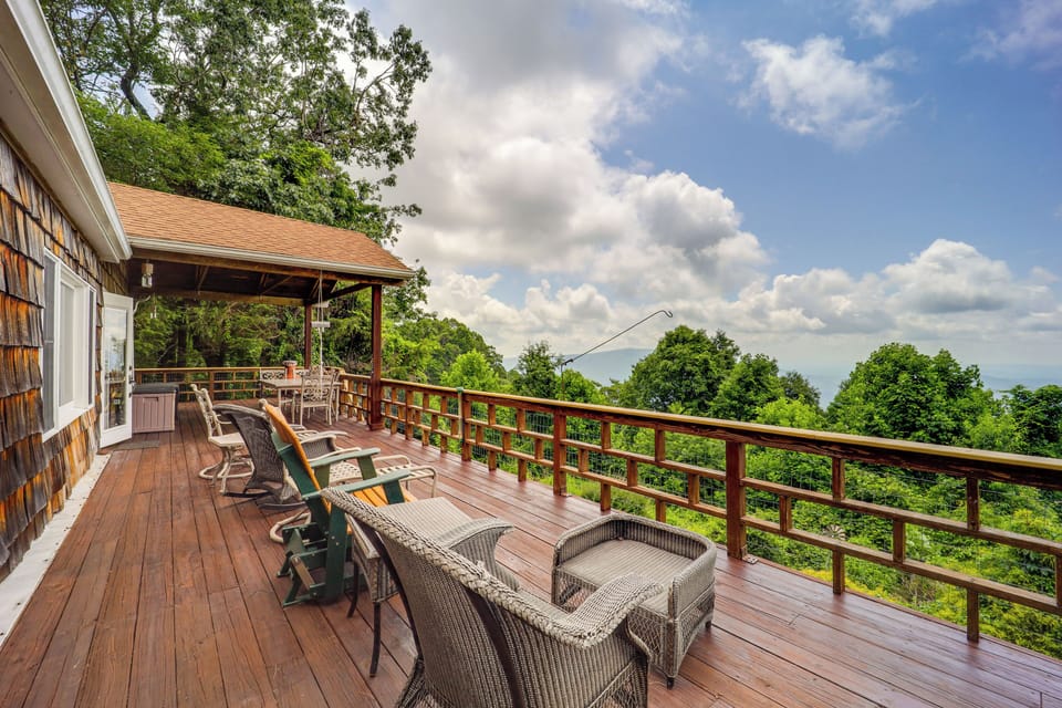 Marion Vacation Rental | 2BR | 1BA | 1,000 Sq Ft | Stairs Required