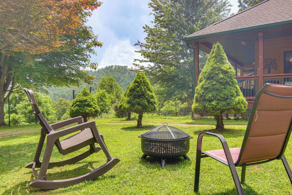 Bakersville Vacation Rental | 2BR | 2BA | 1,400 Sq Ft | 3 Steps to Enter