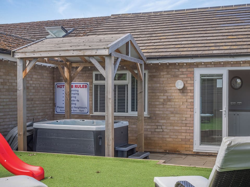 Hot tub | Goose Green Cottage, Snettisham