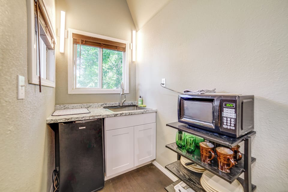 Kitchenette | Hot Plate | Drip Coffee Maker