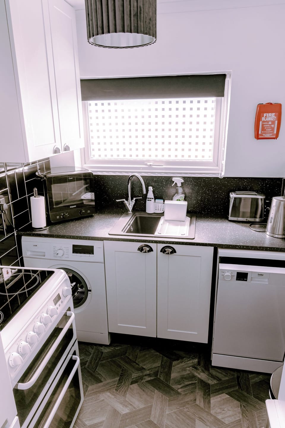 Dragonfly kitchen with dishwasher and washing machine