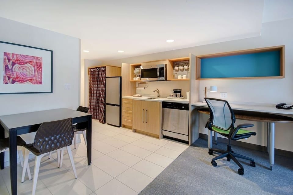 Kitchenette with Dining Table