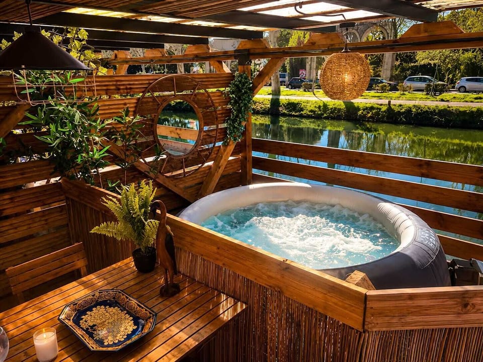Outdoor spa tub