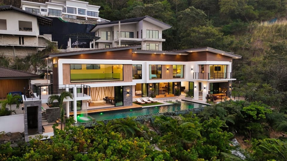 Feel at home the moment you arriveDesigner interiors, world-at Casa Cystalclass comfort
