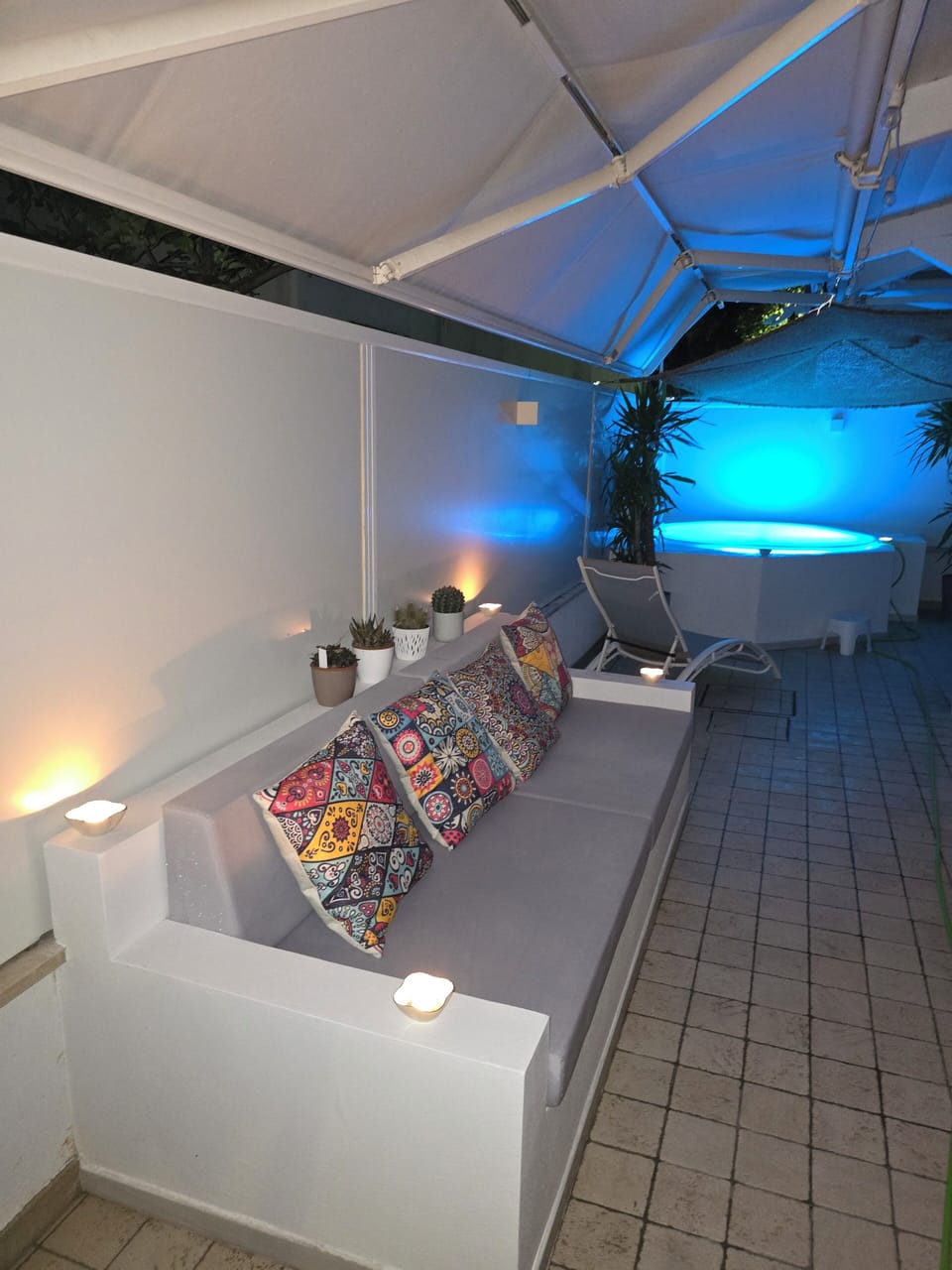 Outdoor spa tub