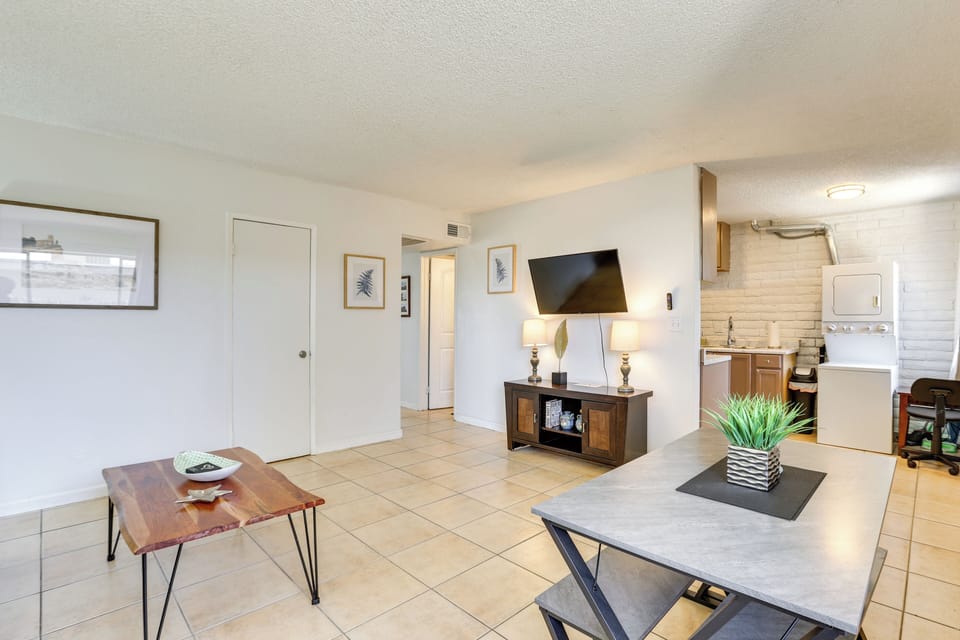 Living Room | Free WiFi | Central Heating & A/C | Smart TV