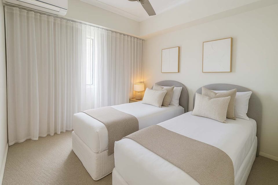 Second bedroom with twin beds