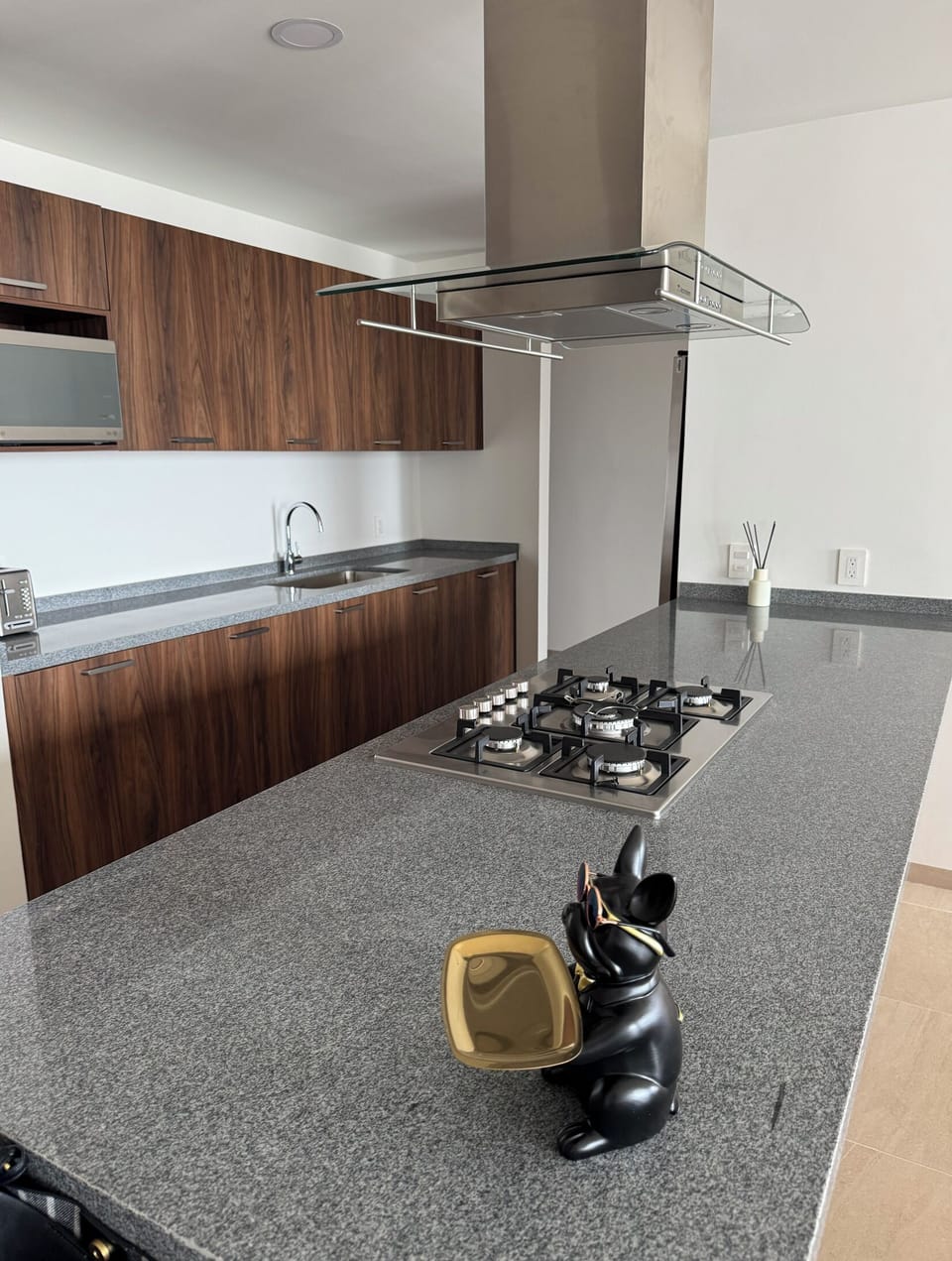 Huge kitchen with appliances, micro, Coffe machine and more
