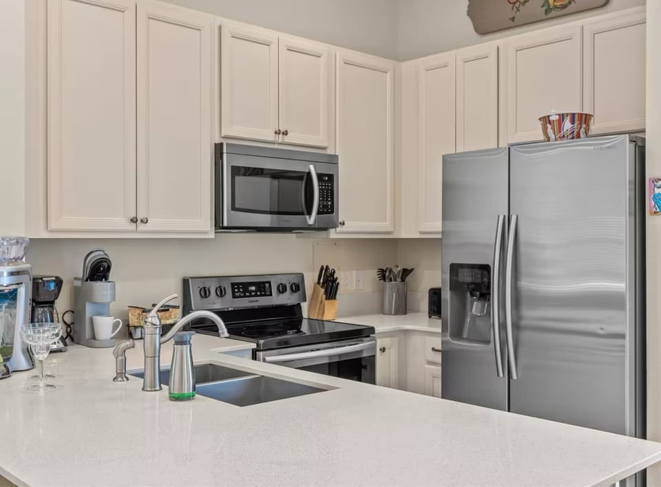 Full kitchen 