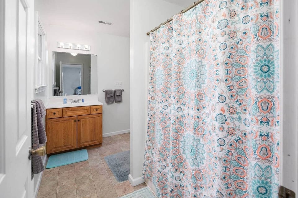 Upstairs full bathroom