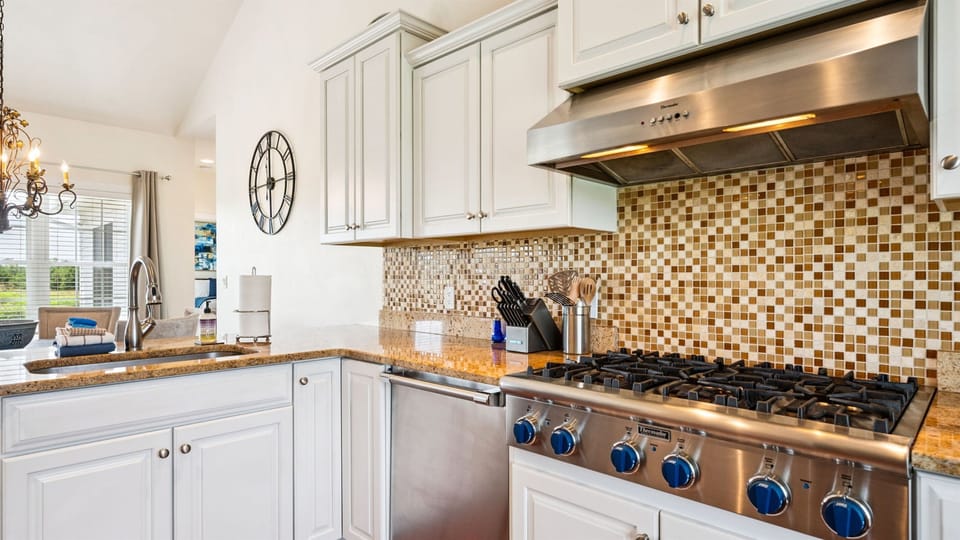 Fully stocked and ready for anything—from quick breakfasts to full family dinners. Just bring your ingredients and settle in.