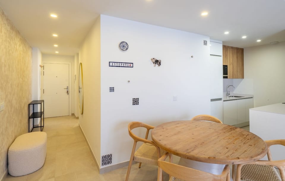 Dining area & kitchen