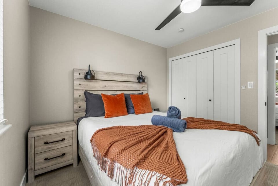Unit B - 4th bedroom with a queen bed