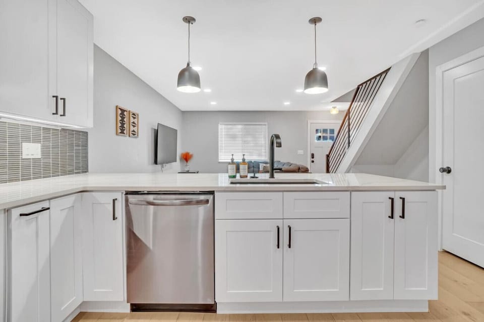 Unit B - Fully stocked kitchen