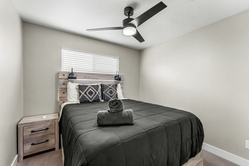 Unit A - 2nd bedroom with a queen bed