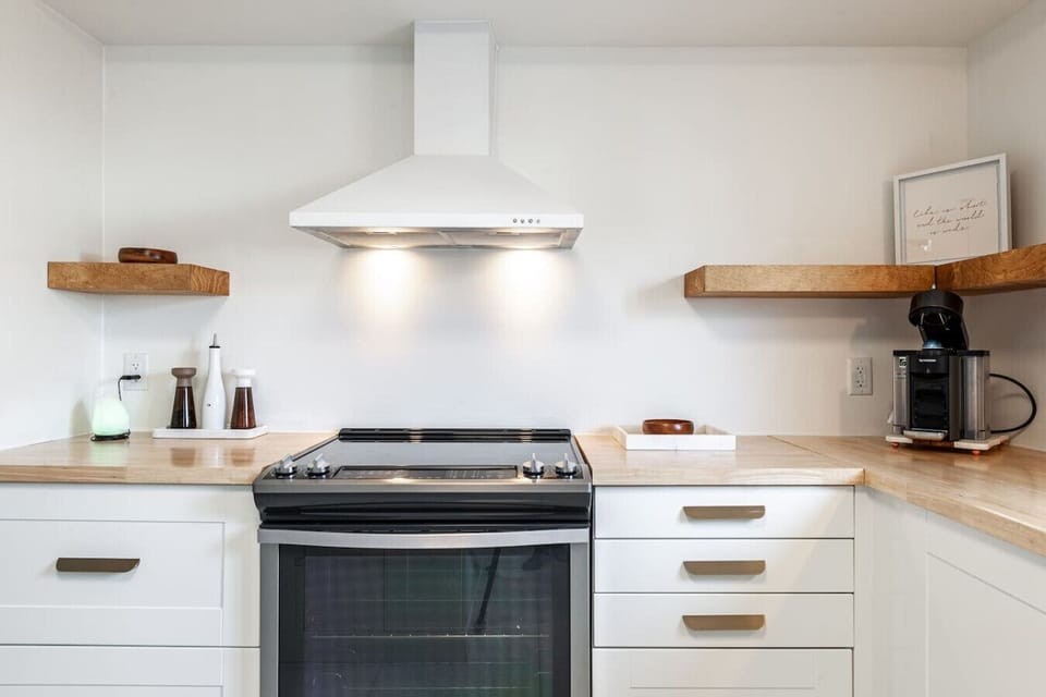 Enjoy home-cooked dinners, takeout from Kitchener’s top restaurants, or morning coffee with the group.