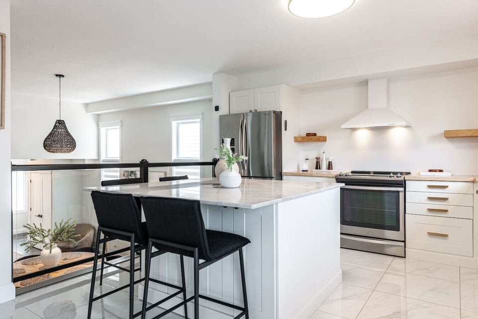 Fully Equipped Kitchen with Modern Appliances Cook, dine & entertain with everything you need for long or short stays near Kitchener-Waterloo.