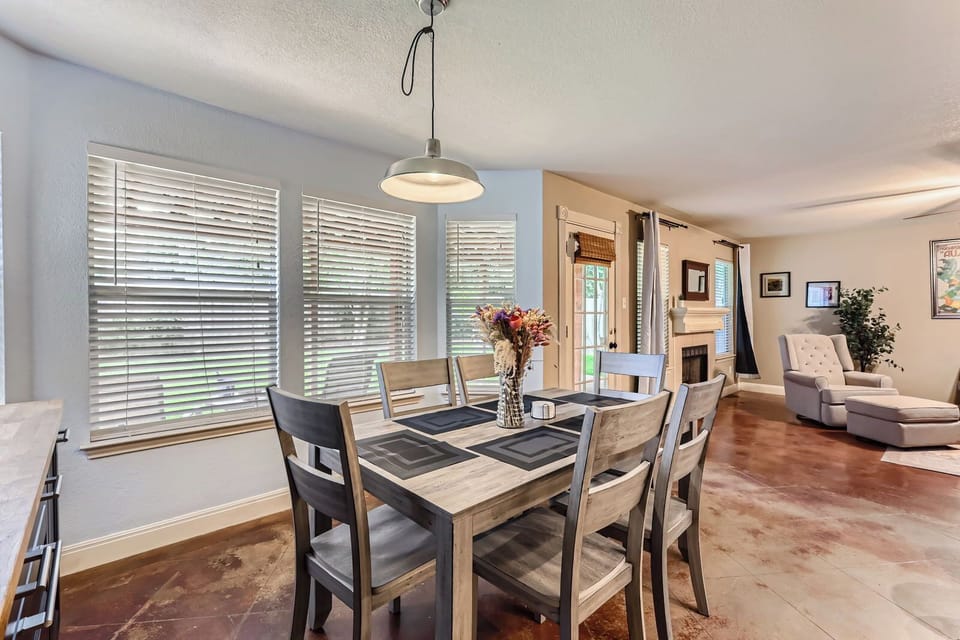 6 chair dining area