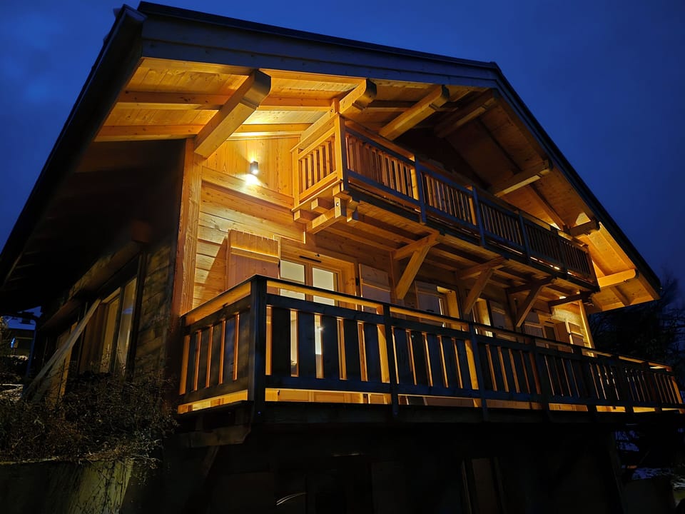 Balconies with views of the Fiz mountain, Mont Blanc and the Aravis