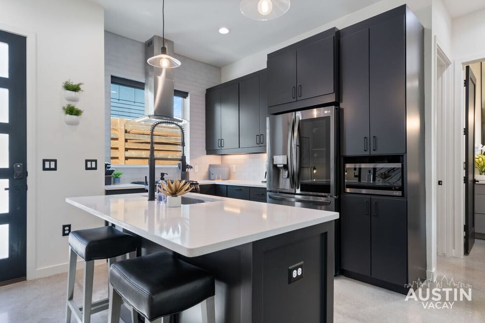 Dark meets light in a kitchen that’s equal parts sleek, chic, and totally functional.