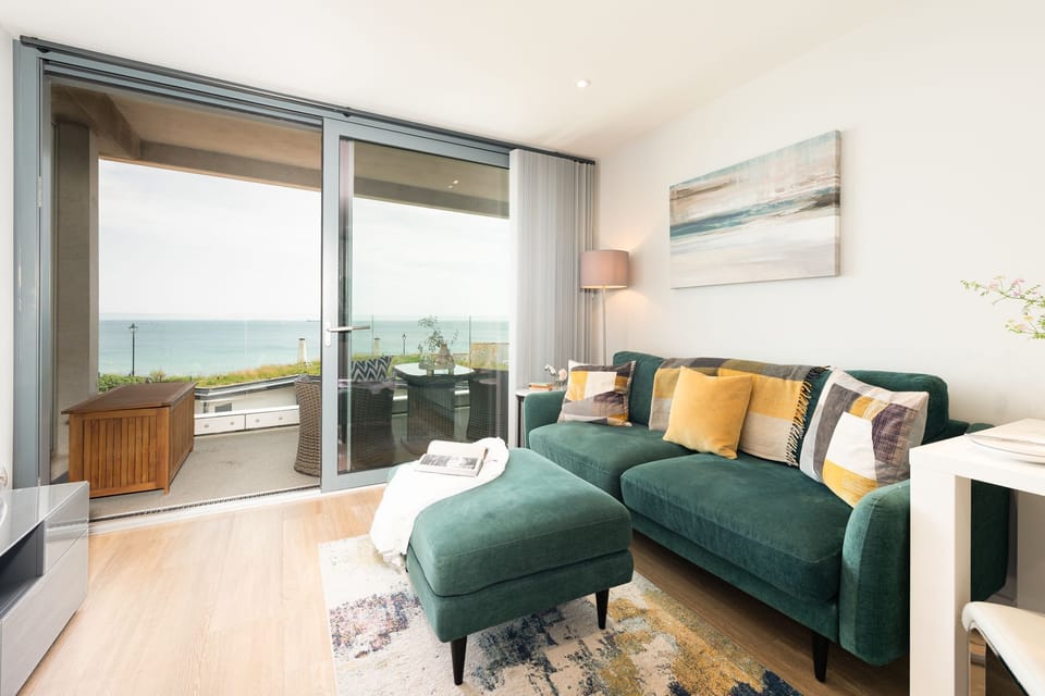 Living room at 24 The Liner, Falmouth, Cornwall, self catering with Beach Retreats.