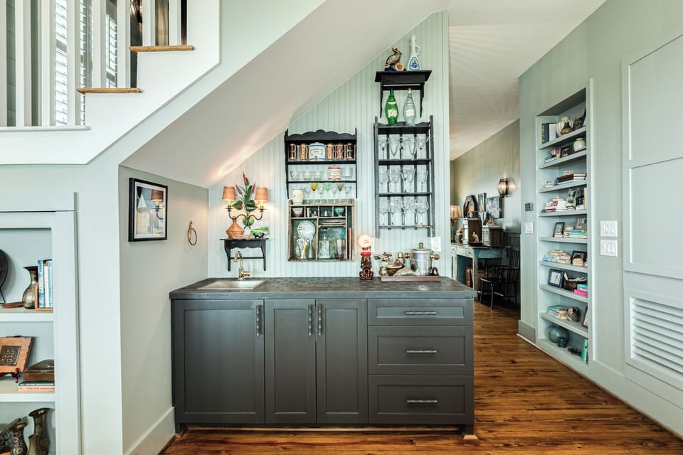 Wet bar area right off the living room, perfect to craft your favorite beverages