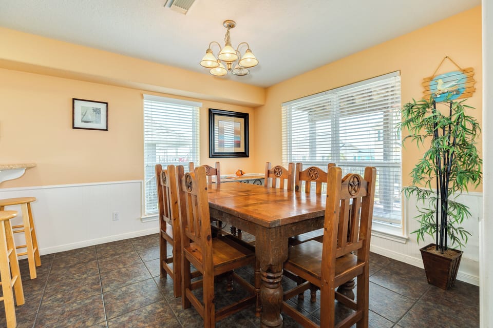 Sit up to 6 at the dining table