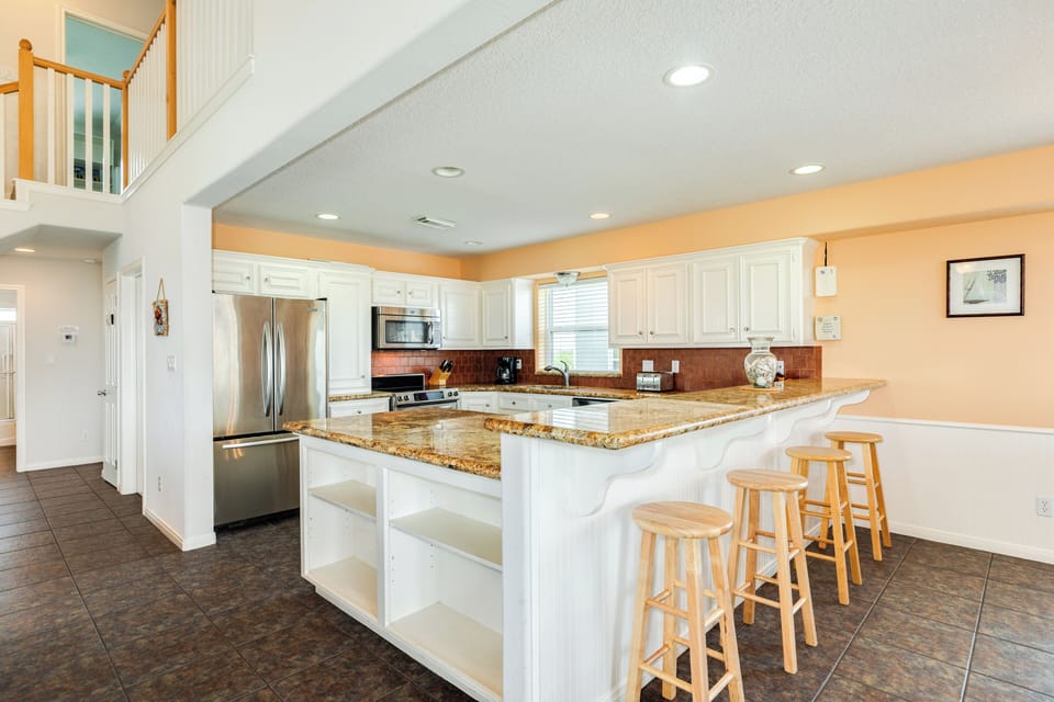 Breakfast bar with seating for 4
