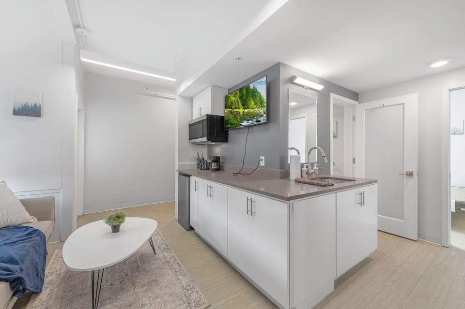Bright space w/ kitchenette, smart TV, lounge & coffee station—great for stays.