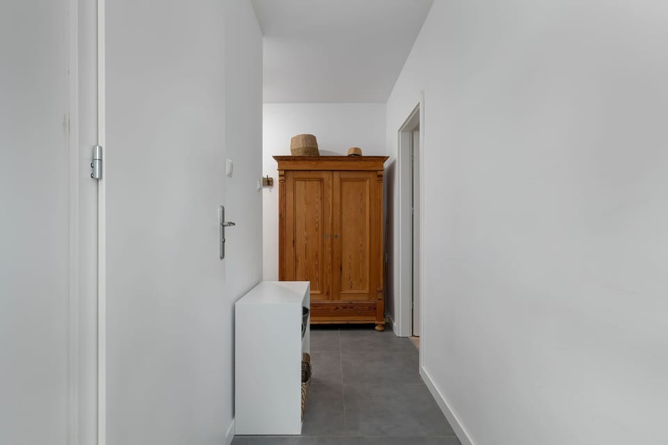 Entrance hallway with practical storage solutions.

