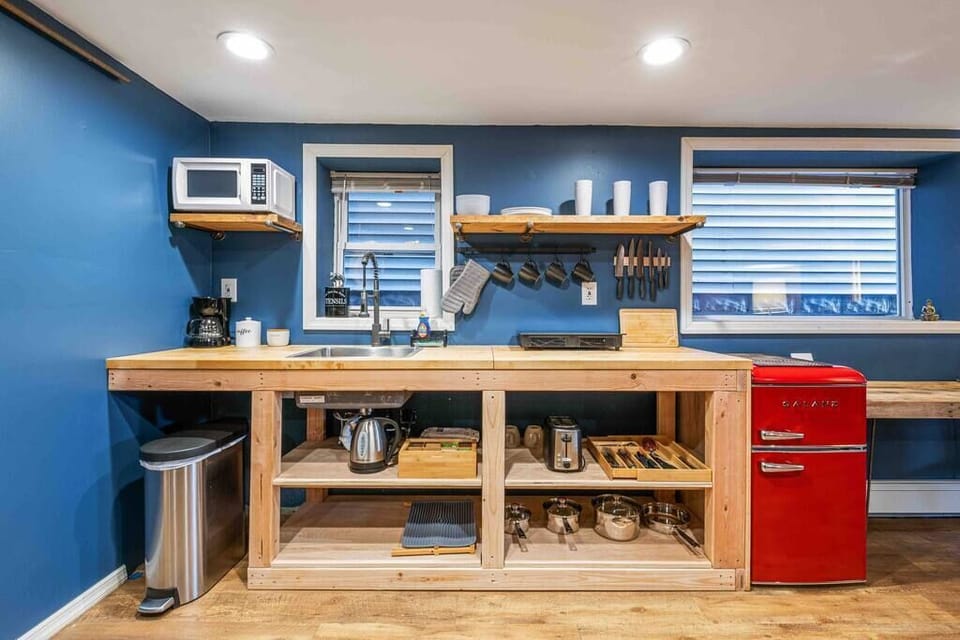 Custom-made kitchen counter space. Fully equipped with chef knives, silverware, an electric cooktop, and everything one might need to feel at home. Please use Butcherblock when cutting anything on top of the counter. Thank you. 