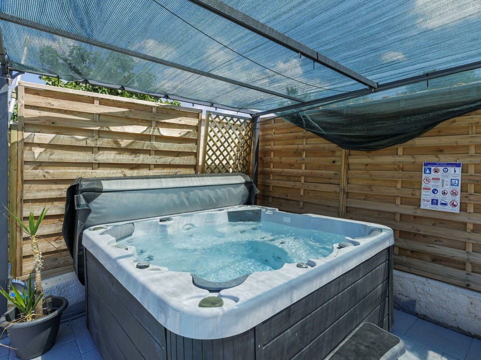 Composite Material, Bathtub, Jacuzzi, Deck, Outdoor Furniture, Houseplant, Courtyard, Outdoor Structure, Log Cabin