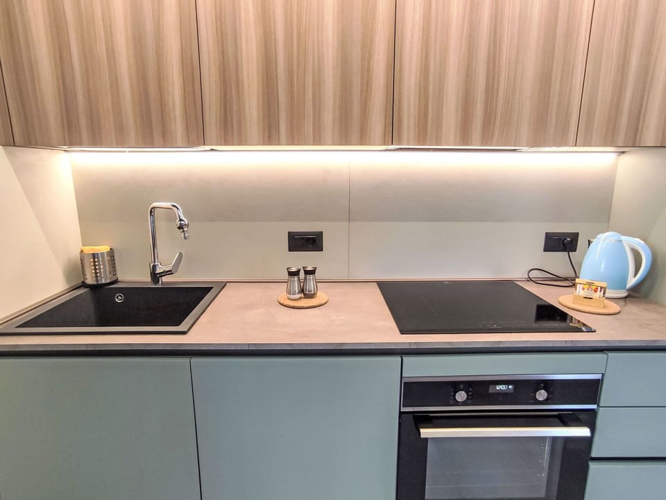 Kitchen Appliance, Kitchen, Countertop, Major Appliance, Wood, Home Appliance, Cabinetry, Kitchen Stove, Interior Design, Stove