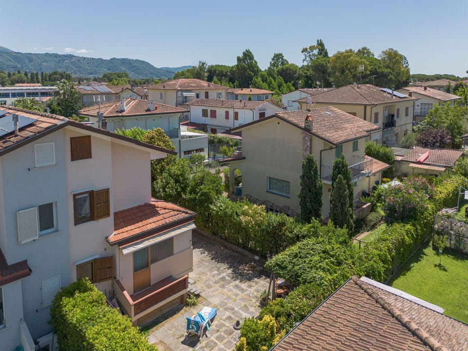 Grass, Building, House, Roof, Home, Residential Area, Cottage, Land Lot, Rural Area, Lawn