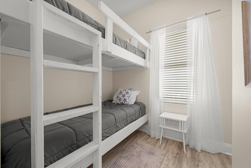 15-web-or-mls-9902 S Thomas Dr 1826-5