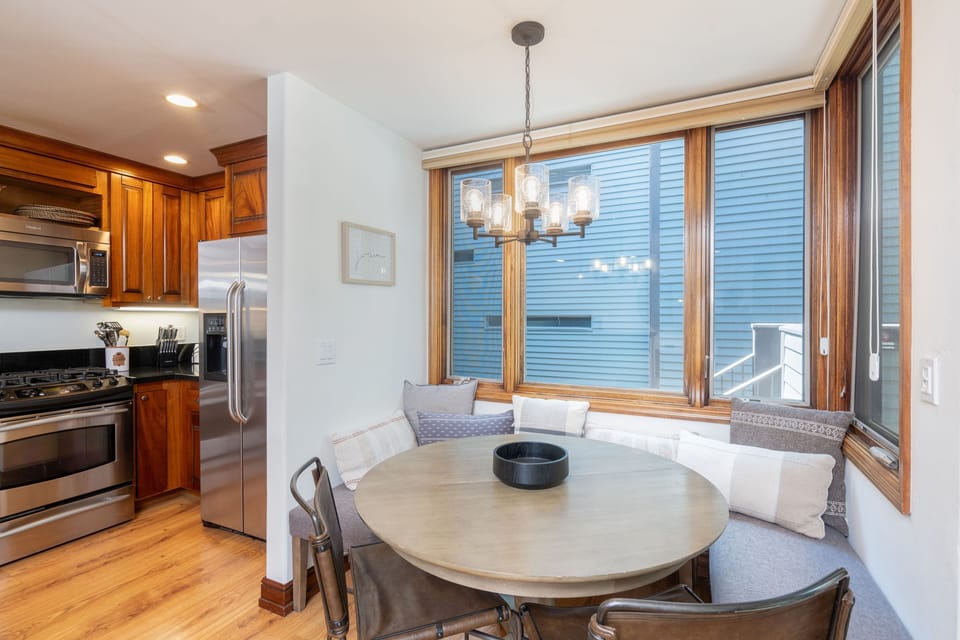 Kitchen - Eat-in kitchen with expandable dining table seating for 6